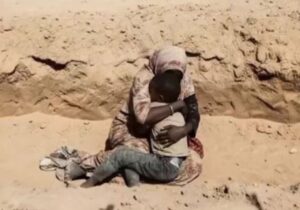 گاردین: این شهر شبیه یک مسلخ بزرگ شده است؛ کپههای اجساد در انتظار گور جمعی/ عکس