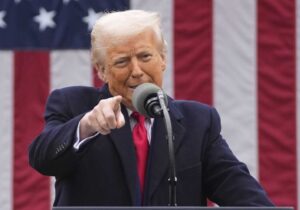 ببینید | توهینهای دوبارهٔ ترامپ به خبرنگاران: تو یک خبرنگار افتضاح هستی!