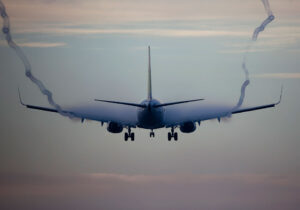 چرا نور کابین هواپیما موقع فرود و برخاستن کم میشود؟