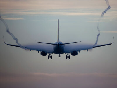 چرا نور کابین هواپیما موقع فرود و برخاستن کم میشود؟