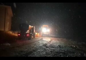 بارش برف در گردنههای چهارمحالوبختیاری/ آمادگی کامل راهداران استان