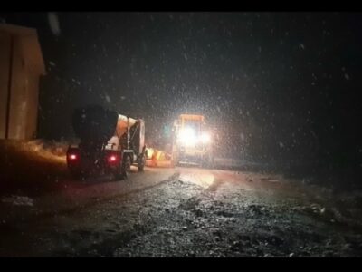 بارش برف در گردنههای چهارمحالوبختیاری/ آمادگی کامل راهداران استان