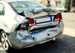 ببینید | لحظات مملو از وحشت وسط اتوبان؛ نتیجه لاییکشی و حرکات نمایشی یک خودرو!