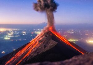 ببینید | فیلمی از آتشفشان اتنا در سیسیل ایتالیا پوشیده از برف که از دل دریا فوران می‌کند