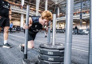 مادربزرگ ۷۱ ساله در مسابقات هایروکس، قدرت بدنی خود را به رخ کشید