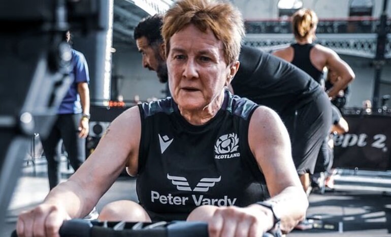 مادربزرگ ۷۱ ساله در مسابقات هایروکس، قدرت بدنی خود را به رخ کشید