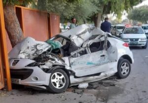 ببینید | برخورد شدید خودروی سواری خارجی با تیر برق در کاشان