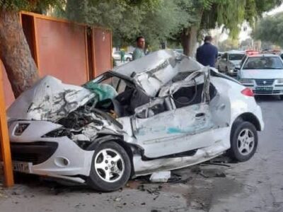 ببینید | برخورد شدید خودروی سواری خارجی با تیر برق در کاشان