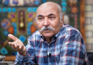 یک قهوهچی عاشق سینما که شبیه فردین در «گنج قارون» میرقصد