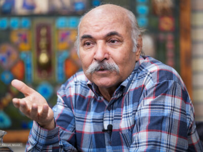 یک قهوهچی عاشق سینما که شبیه فردین در «گنج قارون» میرقصد