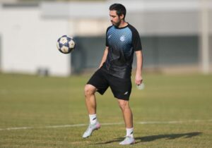 کنایه خسرو حیدری به پرسپولیس روی آنتن زنده/ هفته دیگر سپاهان را از صدر، پایین میکشند!