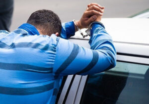 ببینید | درگیری مالباختگان با مامور قلابی پلیس