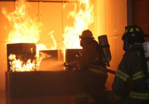 ببینید | آتشسوزی مهیب در یک مجتمع تجاری در هند