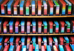 باتریهایی که چراغ خانه مردی را ۸ سال روشن نگهداشتهاند