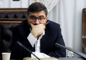 تصاویر متفاوت از پزشکیان و قالیباف در مراسم ترحیم همسر و فرزندان سقاب اصفهانی/ سلفی با روسای دو قوه