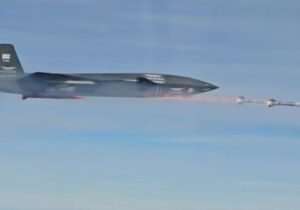 پهپاد بدون سرنشین ترکیه و شلیک موفق موشک هوا به هوا