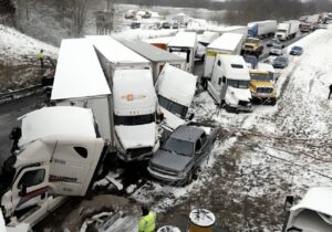 ببینید | تصادف زنجیرهای بر اثر کولاک در آمریکا