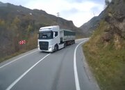 ببینید | اقدام عجیب راننده خودروی سواری مقابل یک تریلی!