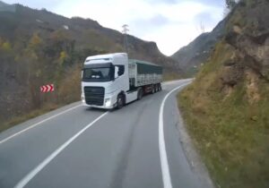 ببینید | اقدام عجیب راننده خودروی سواری مقابل یک تریلی!