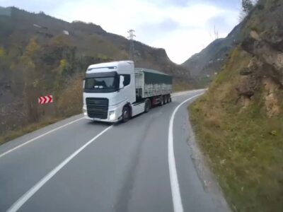 ببینید | اقدام عجیب راننده خودروی سواری مقابل یک تریلی!