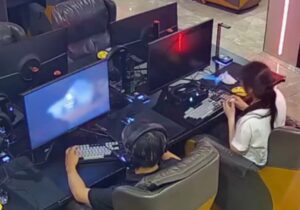 ببینید | رفتار عجیب یک دختر در گیم‌نت؛ رفتار پسر توجهات را به خود جلب کرد!