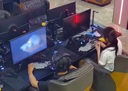 ببینید | رفتار عجیب یک دختر در گیم‌نت؛ رفتار پسر توجهات را به خود جلب کرد!