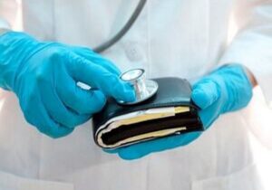 روایت عضو پیشین هیات مدیره نظام پزشکی؛ پزشک برای عمل زیبایی علاوه بر پول جراحی، گردنبند طلای زن را هم گرفته بود/ تا ۵۰۰ میلیون هم زیرمیزی میگیرند