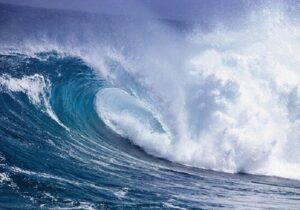 امواج ۶ متری در دریای خزر