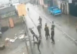 ببینید | تصاویر شوکه‌کننده از حمله اراذل و اوباش به یک شهروند در منزل‌آباد