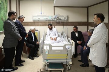 گریه معاون پزشکیان در آغوش محمدرضا عارف/ عیادت عارف و نماینده رهبری از سقاب اصفهانی+تصاویر