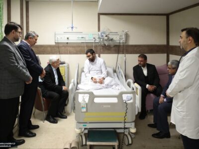 گریه معاون پزشکیان در آغوش محمدرضا عارف/ عیادت عارف و نماینده رهبری از سقاب اصفهانی+تصاویر