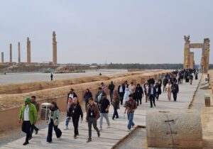 تصاویری از حضور مهمانان خارجی در تخت جمشید / نمایندگان سینمای جهان به دیدار تاریخ ایران رفتند