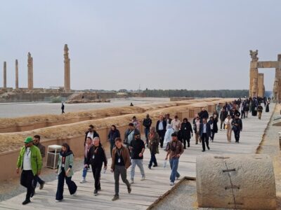 تصاویری از حضور مهمانان خارجی در تخت جمشید / نمایندگان سینمای جهان به دیدار تاریخ ایران رفتند