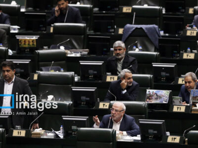 دفاع روزنامه شرق از نامه ۱۸۰اقتصاددان به رئیس جمهور: آنها می خواهند به نمایندگان مجلس بگویند کی درد مردم را می فهمید؟