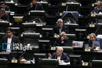 دفاع روزنامه شرق از نامه 180اقتصاددان به رئیس جمهور: آنها می خواهند به نمایندگان مجلس بگویند کی درد مردم را می فهمید؟