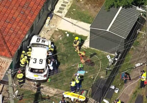 ببینید | تصادف خودروی پلیس و ورود به خانه مسکونی!