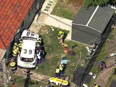 ببینید | تصادف خودروی پلیس و ورود به خانه مسکونی!