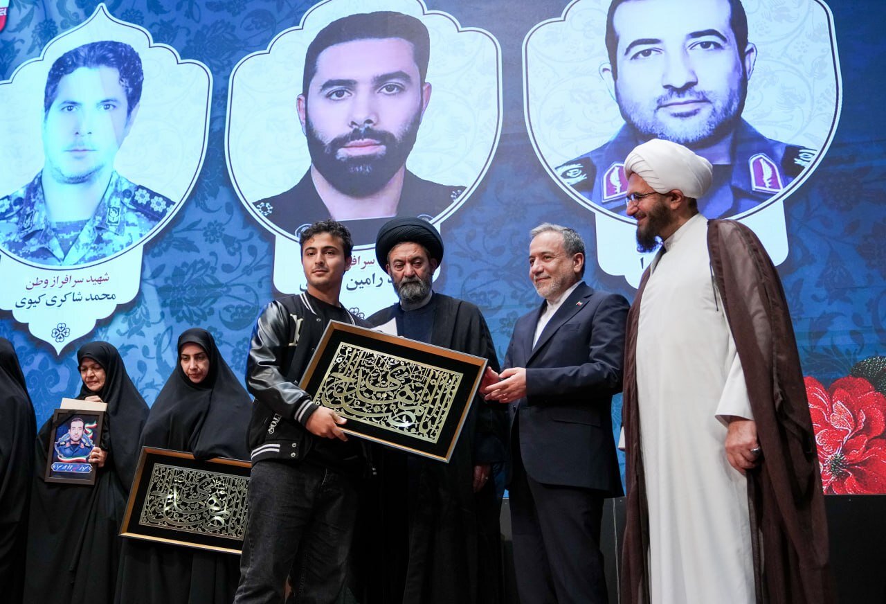 عراقچی در میان ائمه جمعه/ عکس