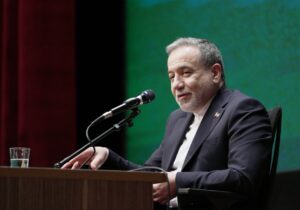 عراقچی در میان ائمه جمعه/ عکس