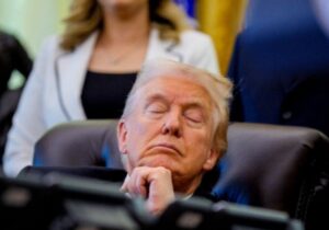 ترامپ روی دست بایدن بلند شد / عکس