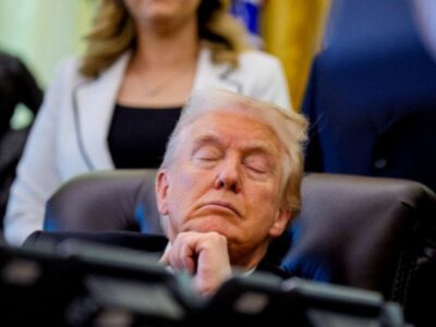 ترامپ روی دست بایدن بلند شد / عکس