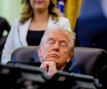 ترامپ روی دست بایدن بلند شد / عکس