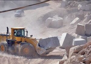 ببینید | تلاش لودرها در برابر صخرههای زیبا و غولپیکر سنگ مرمر در معدن