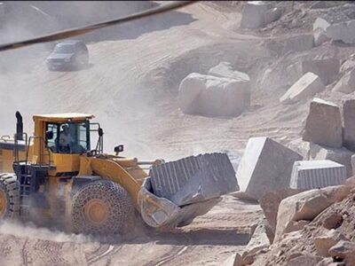 ببینید | تلاش لودرها در برابر صخرههای زیبا و غولپیکر سنگ مرمر در معدن
