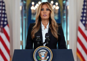 از ملانیا ترامپ تا ستارگان هالیوود؛ زیر تیغ دوتابعیتی / این سلبریتیهای محبوب باید آمریکا را ترک کنند؟