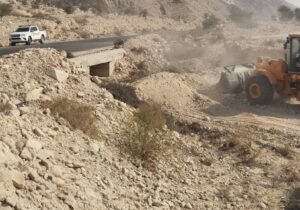 تسطیح شانه راه، ورگلاژ محور و پاکسازی دهانه پلها در محورهای پارسیان–لنگه و پارسیان–کوشکنار اجرا شد