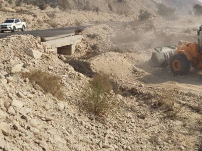 تسطیح شانه راه، ورگلاژ محور و پاکسازی دهانه پلها در محورهای پارسیان–لنگه و پارسیان–کوشکنار اجرا شد