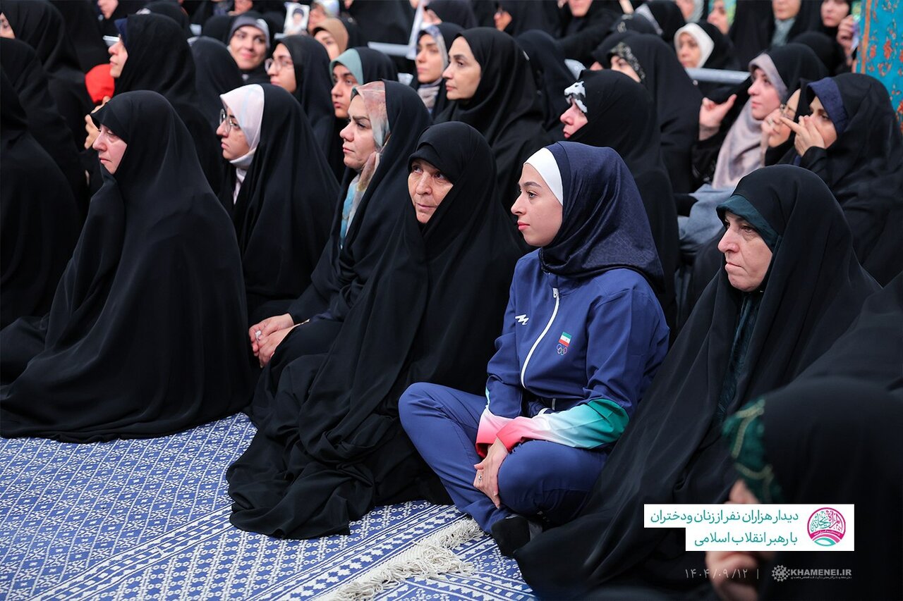 تصاویری از دیدار زنان و دختران مناطق مختلف کشور با رهبر انقلاب/ کدام یک از زنان دولتی در این مراسم حضور داشتند؟