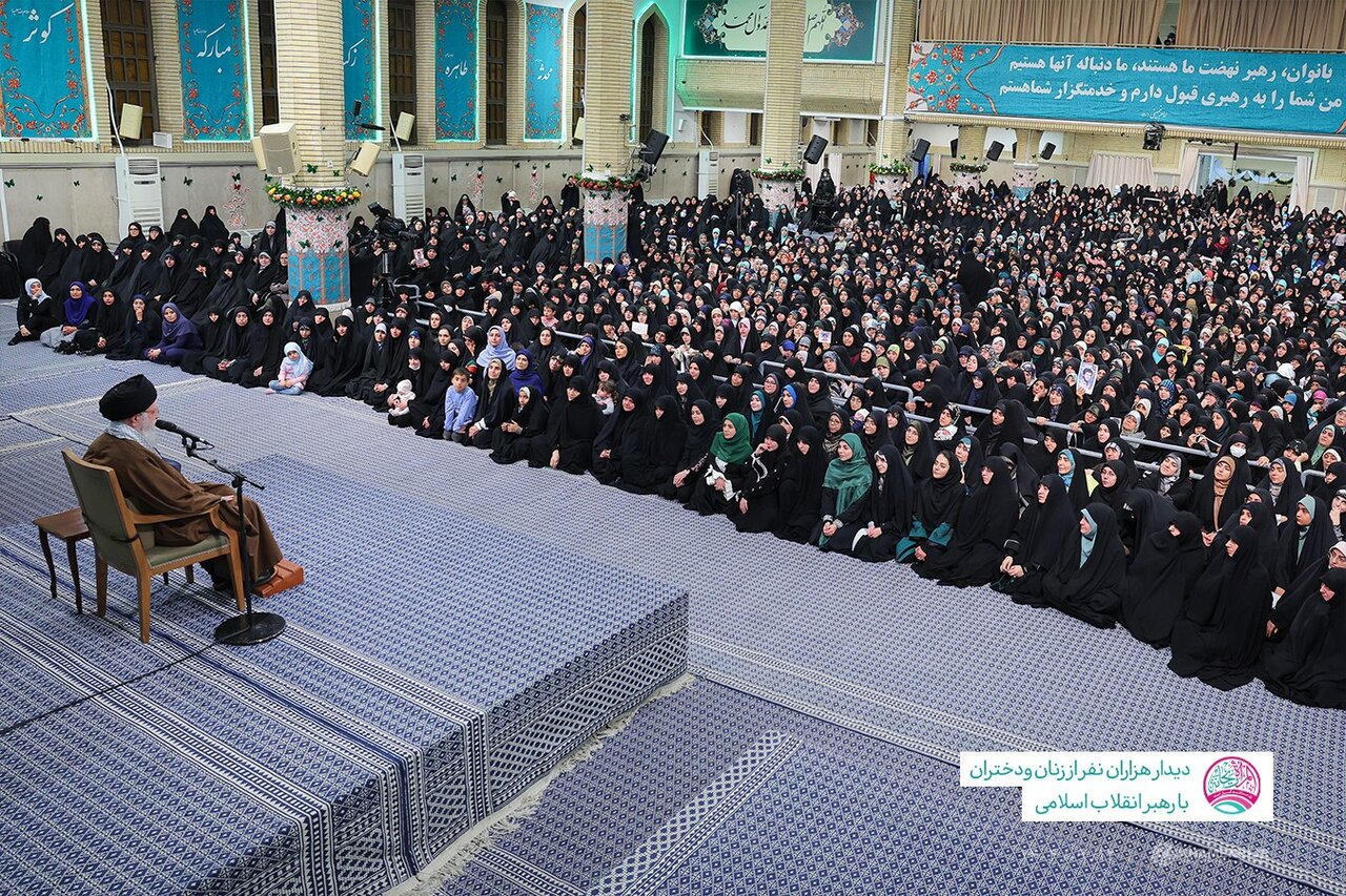 تصاویری از دیدار زنان و دختران مناطق مختلف کشور با رهبر انقلاب/ کدام یک از زنان دولتی در این مراسم حضور داشتند؟