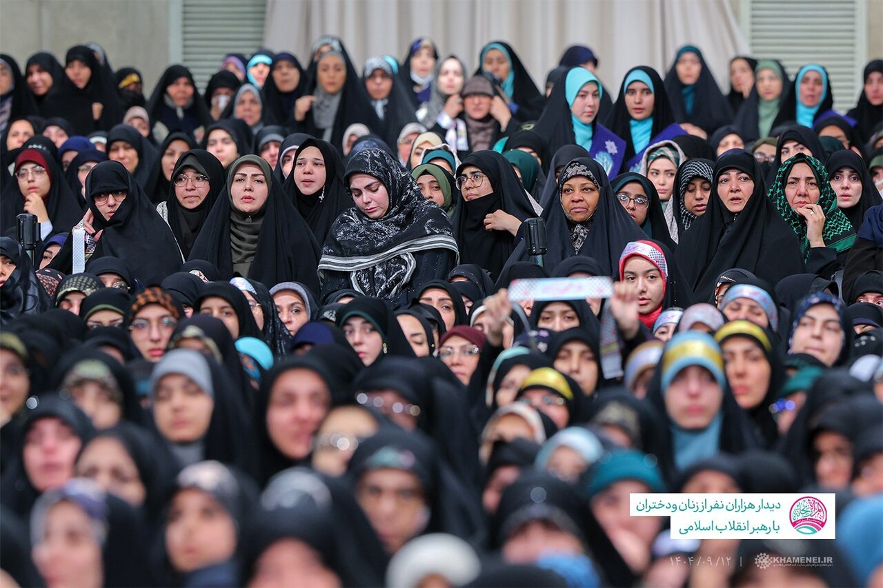 تصاویری از دیدار زنان و دختران مناطق مختلف کشور با رهبر انقلاب/ کدام یک از زنان دولتی در این مراسم حضور داشتند؟